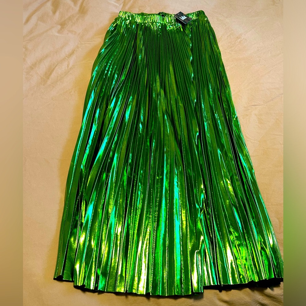 Never worn, I wish I could pull this off because I love the color and fabric!